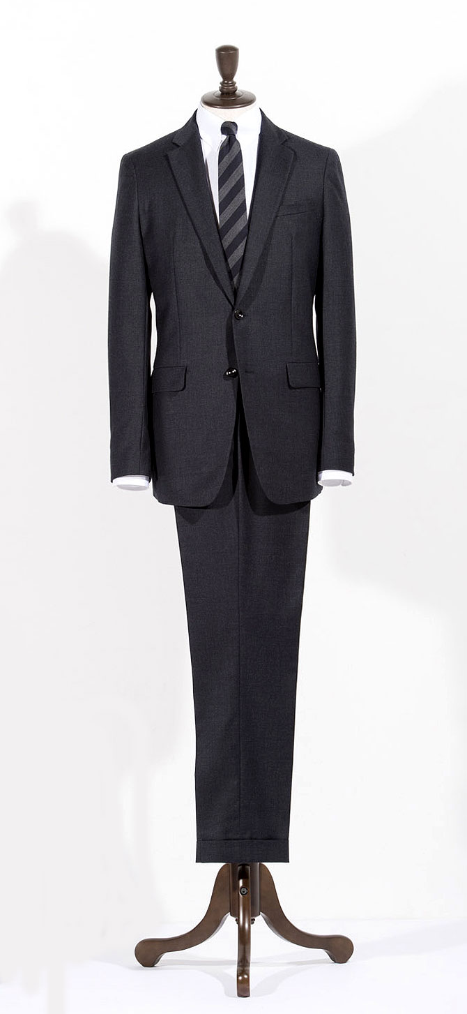 スーツセレクトの新提案 01トレンドのリラックスモードが粋な“スリムテーパードスーツ” – Men'sJOKER PREMIUM | メンズ