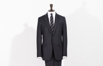 スーツセレクトの新提案 01<br>トレンドのリラックスモードが粋な“スリムテーパードスーツ”