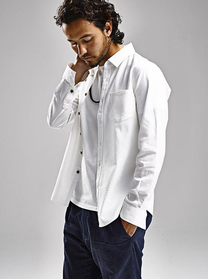 人気コーデ4位 は白シャツ ショーツ 大人っぽく着こなす秘訣は Men Sjoker Premium メンズファッション雑誌