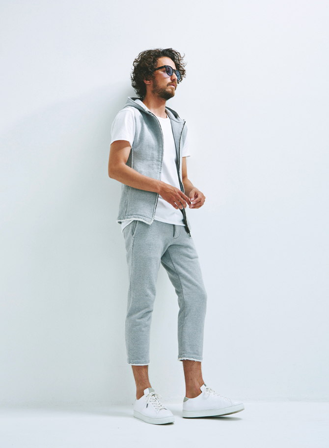 30代に人気のコーデ2位はスウェット 白tシャツのスポーティな着こなし Men Sjoker Premium メンズファッション雑誌