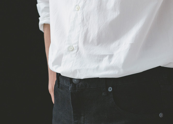 これだけやれば おしゃれに見える白シャツの着こなしちょいテク 腕まくり タックインでカッコよく Men Sjoker Premium メンズ ファッション雑誌